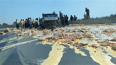 إصابة سائق في انقلاب سيارة محملة بالبيض ببنها | صور 