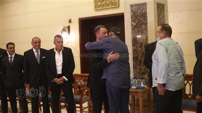 الفنان أحمد بدير يشارك في عزاء شقيقة الخطيب | فيديو 