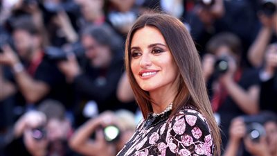 بينيلوبي كروز بإطلالة محتشمة على السجادة الحمراء لعرض فيلمها L’Immensità بفينيسيا| فيديو وصور