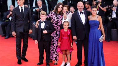 أبطال L'immensità على السجادة الحمراء لعرض الفيلم بمهرجان فينيسيا| صور