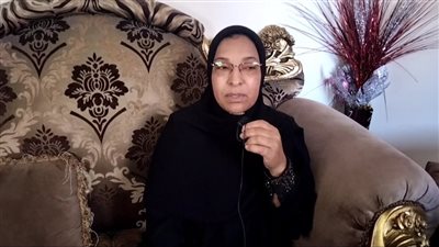 لديها ابن طبيب وآخر مهندس.. شاهد رحلة عناء سيدة حرمت من التعليم والسند 
