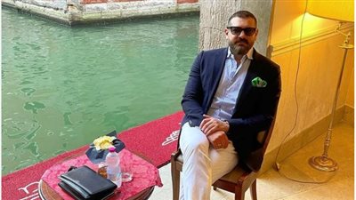 إطلالة أنيقة لـ عمرو يوسف في أحدث ظهور من إيطاليا |صورة 