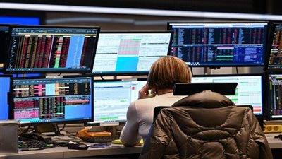 خبير اقتصادي يحذر من انهيار اليورو والجنيه الإسترليني ويرسم سيناريو مخيفا