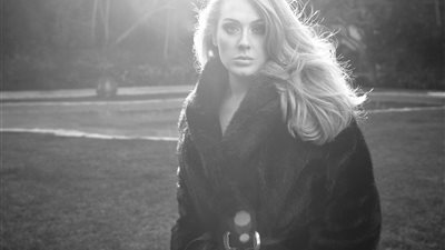 بعد فوزها بالإيمي.. أديل تستعرض جائزتها بصور مضحكة