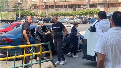 وصول جثمان والد أمير توفيق إلى مسجد الصديق.. والعامري فاروق أول الحضور | فيديو 