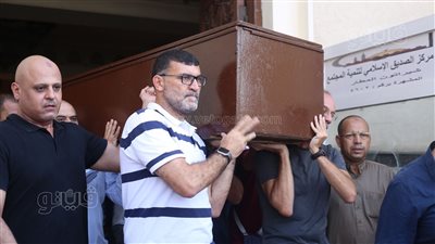 لحظة تشييع جثمان والد أمير توفيق من مسجد الصديق بحضور الخطيب | صور 