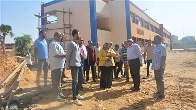 محافظ الوادي الجديد يتفقد مدرسة 