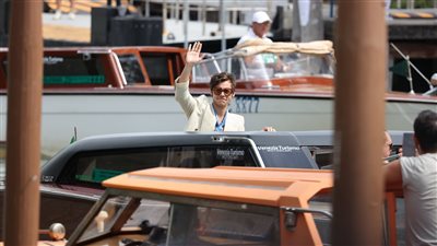 هاري ستايلز مع المعجبين قبل مؤتمر فيلم Don’t Worry Darling في فينيسيا | فيديو وصور