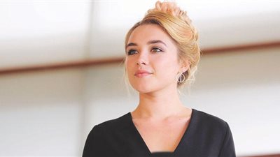 فلورنس بيو تتجول في شوارع فينيسيا بعد تغيبها عن حضور مؤتمر فيلم Don’t Worry Darling | صور