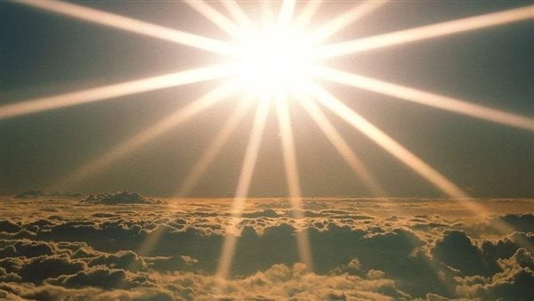 تفسير رؤية نور في السماء في المنام وعلاقته بالاستقرار