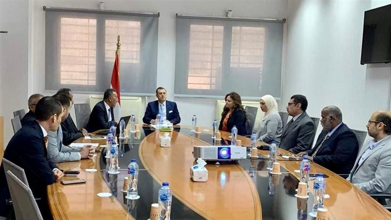 اجتماع وزير الطيران