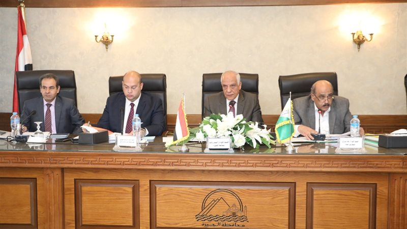 محافظ الجيزة في اجتماع