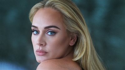 أديل: حاربت اكتئاب ما بعد الانفصال عن طريق البكاء والغناء أثناء الاستحمام