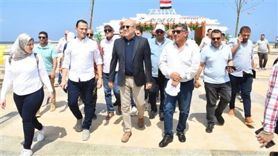 وزير الإسكان يتفقد نماذج الوحدات والفيلات بالمنصورة الجديدة
