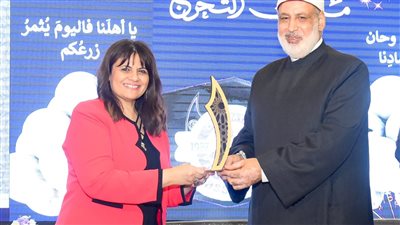وكيل الأزهر الشريف يمنح السفيرة سها جندي درع الجامعة تقديرًا لجهودها 