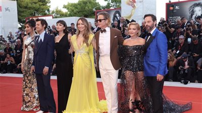 نجوم فيلم DON’T WORRY DARLING على السجادة الحمراء في مهرجان فينيسيا | فيديو