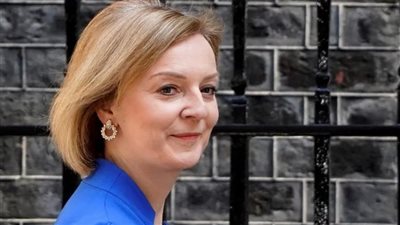 متقلبة سياسيا وضد المهاجرين.. ليزا تراس تقترب من زعامة حكومة بريطانيا