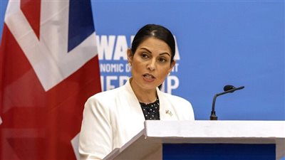 استقالة وزيرة داخلية بريطانيا بعد ساعات من فوز ليزا تراس برئاسة الوزراء