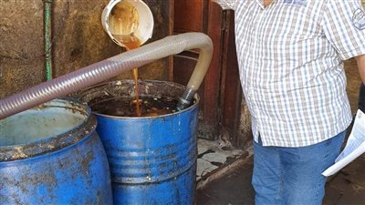 ضبط مصنع زيوت طعام فاسدة في الجيزة | صور