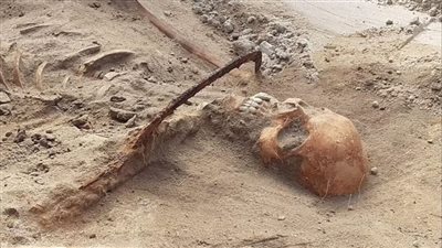 اكتشاف رفات مصاصة دماء والمنجل حول عنقها