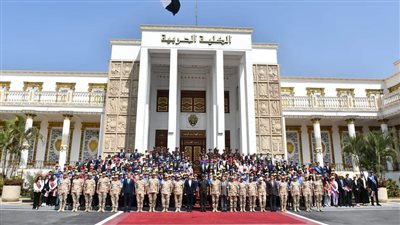 القوات المسلحة تنظم زيارة لمتدربي البرنامج الرئاسي لتأهيل الشباب للقيادة لمقر الكلية الحربية 