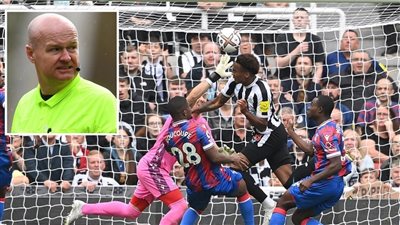 معاقبة حكم الـVAR في مباراة نيوكاسل وكريستال بالاس.. شاهد ماذا فعل