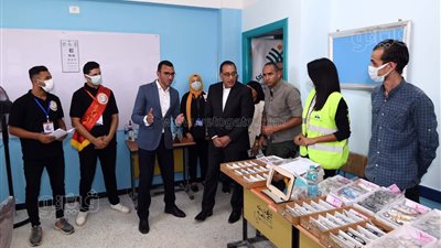 مدبولي يتفقد أعمال تطوير مدرسة قلهانة بالفيوم.. ويزور القافلة الطبية المتنقلة | صور