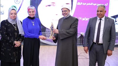 صيدلة بنات الأزهر تكرم المشاركين في احتفالية اليوبيل الفضي للكلية 