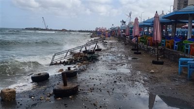 شواطئ الإسكندرية ترفع الرايات الحمراء.. ومنع نزول البحر في العجمي |صور