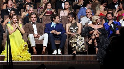 بصق على كريس باين وأعطى قبلة لـ نيك كرول.. تصرفات غريبة لهاري ستايلز | فيديو وصور