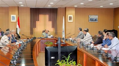 رئيس جامعة المنصورة يبحث تطوير فندق الجامعة | صور 