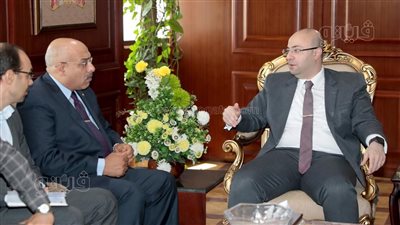 محافظ بني سويف يبحث إنشاء منطقة استثمارية للنباتات الطبية