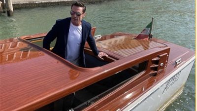 هيو جاكمان يصل البندقية للمشاركة في مهرجان فينيسيا | صور