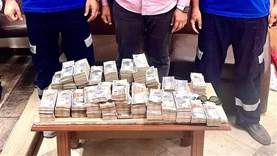 مسعف وسائق يسلمان مليون و923 ألف جنيه لأسرة متوفين في حادث سيارة بسوهاج |صور 