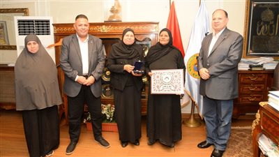 المحافظ يسلم الأم المثالية بأسيوط وسام الكمال وشهادة تقدير من رئيس الجمهورية