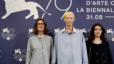 قبل عرضه اليوم.. أبطال The Eternal Daughter في المؤتمر الصحفي للفيلم بفينيسيا | صور