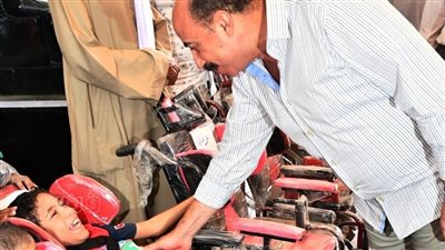 محافظ أسوان يسلم مستلزمات مدرسية لطلاب دور رعاية الأيتام و8 كراسى متحركة