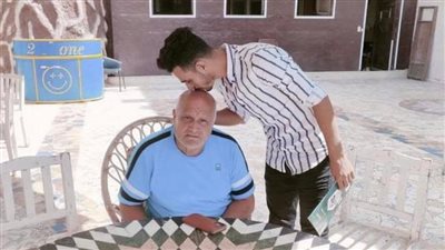 لاعب الزرقا يقبل رأس رئيس النادي.. قصة صورة أثارت الجدل على مواقع التواصل الاجتماعي