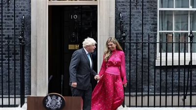 وجع الخروج من السلطة.. غضب جونسون أمام 10 داونينج ستريت | فيديو وصور