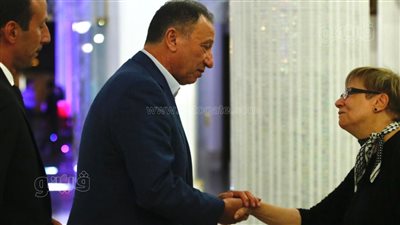 الخطيب يواسي والدة أمير توفيق في وفاة زوجها | فيديو