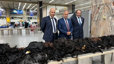 ضبط عراقي حاول تهريب بواريك وخصلات شعر طبيعي بمليون جنيه في مطار القاهرة