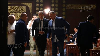 بدء عزاء والد أمير توفيق والخطيب أول الحضور | فيديو وصور