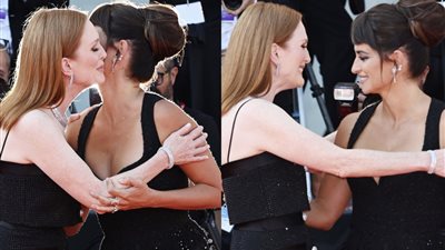 بالأحضان والقبلات.. جوليان مور وبينيلوبي كروز يلتقيان علي السجادة الحمراء في فينيسيا| صور