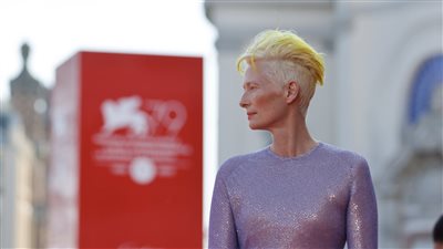 أبطال فيلم The Eternal Daughter علي السجادة الحمراء بمهرجان فينيسيا | صور