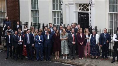 نواب ووزراء بريطانيا يستقبلون رئيسة الحكومة الجديدة.. ولقاء خاص يجمع إليزابيث وتراس | صور