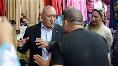 رئيس الغرفة التجارية بالإسماعيلية يتفقد معرض أهلا مدارس بأبو عطوة | صور