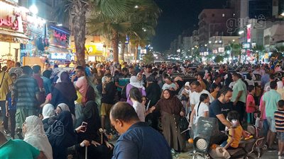 حاجة كدا من أوروبا.. زوار مطروح يودعون المصيف بالاستمتاع بشوارعها ليلا |فيديو 