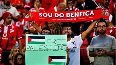  جماهير بنفيكا ترفع لافتات 