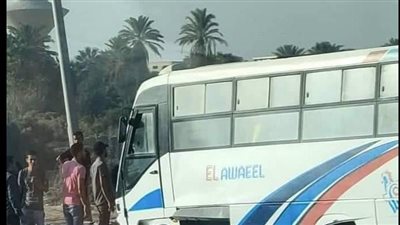 إصابة 28 شخصا في تصادم سيارة نقل بأتوبيس عمال بالسويس | صور