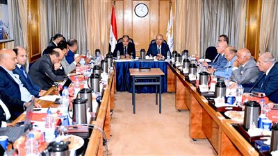 وزير التجارة يستعرض مع رؤساء الغرف الصناعية رؤية الوزارة للنهوض بالصناعة 